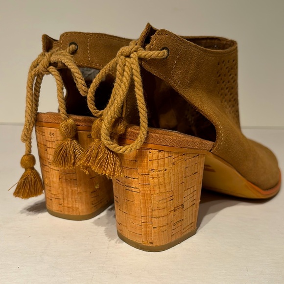 Toms Tan Cut-Out Block Heels - Picture 3 of 7